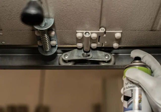 Lubricacion y Ajustes Generales Puertas de Garaje Enrollables copia - Nuestros Trabajos