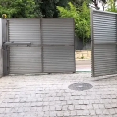 Puertas de Garaje Batientes home - Reparación Puertas de Garaje Barcelona Madrid y Valencia