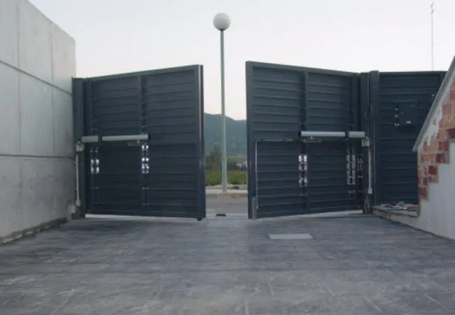 Reparacion Puertas de Garaje Batientes vertical - Nuestros Trabajos