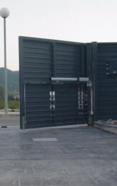 Puertas de Garaje Batientes – Reparación e Instalación Reparacion Puertas de Garaje Batientes vertical2 - Puertas de Garaje Batientes – Reparación e Instalación